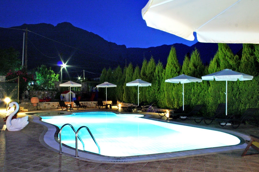 Kastro Apartments - osvetljenje bazena.jpg