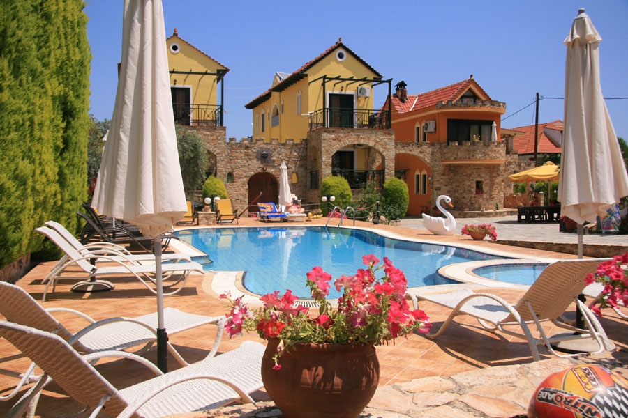 Kastro Apartments - pogled na bazen.jpg