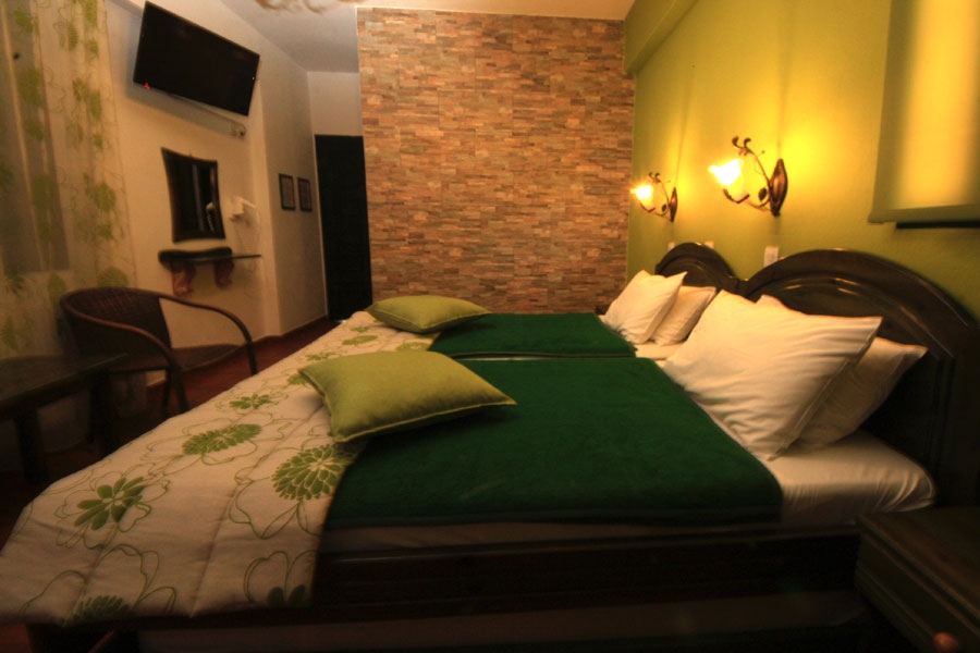 Kastro Apartments - pogled na francuski ležaj.jpg