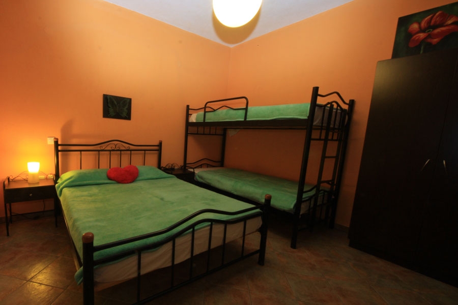 Kastro Apartments - pogled na krevete.jpg