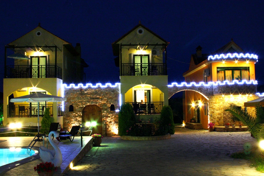 Kastro Apartments - pogled na smeštaj noću.jpg
