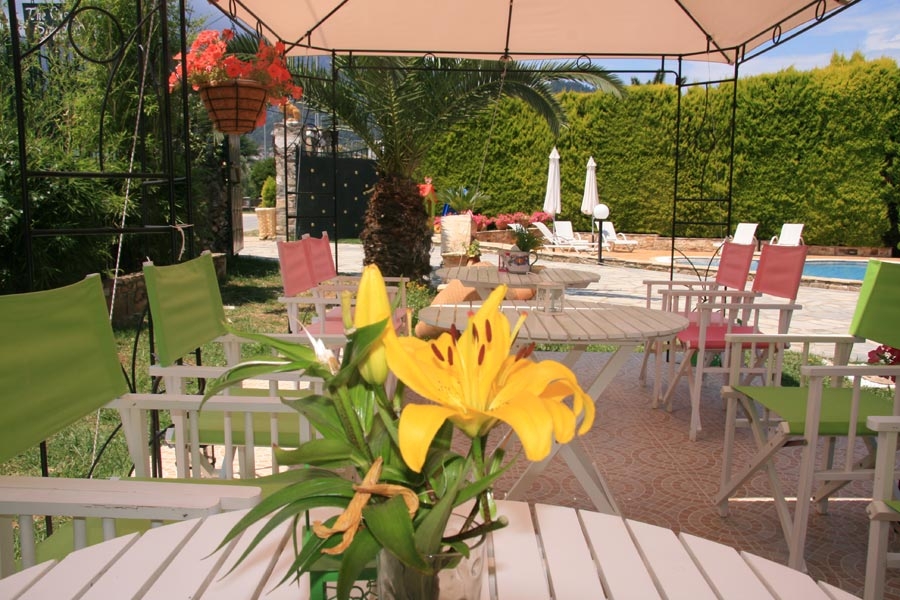 Kastro Apartments - stolovi i stolice.jpg