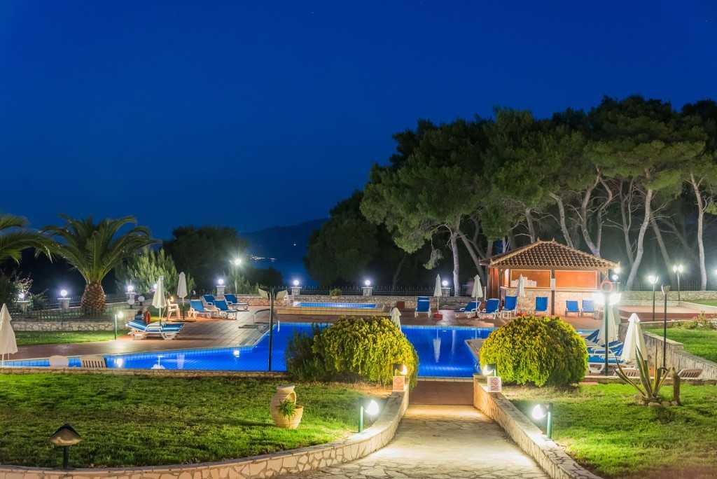 Keri Village _ SPA by Zante Plaza - bazen nocu.jpg