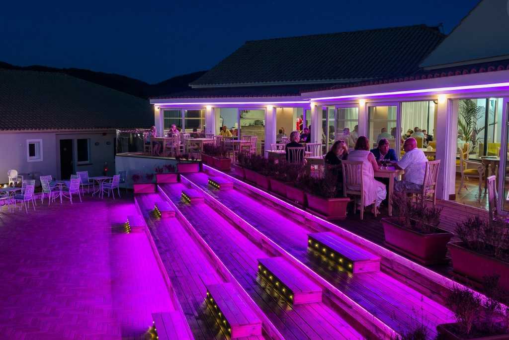 Keri Village _ SPA by Zante Plaza - bašta noću iz jos jednog ugla.jpg
