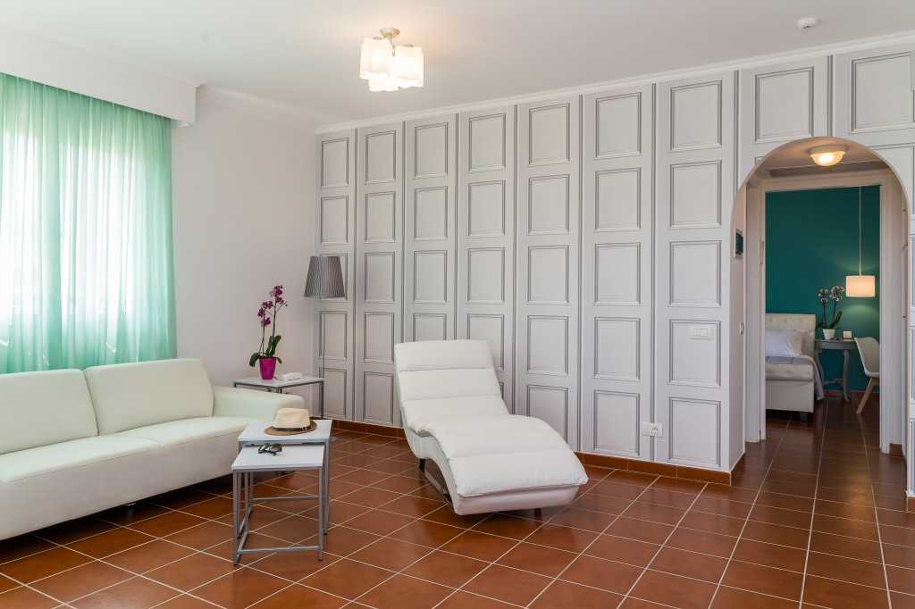 Keri Village _ SPA by Zante Plaza - deo za sedenje u sea view suite.jpg