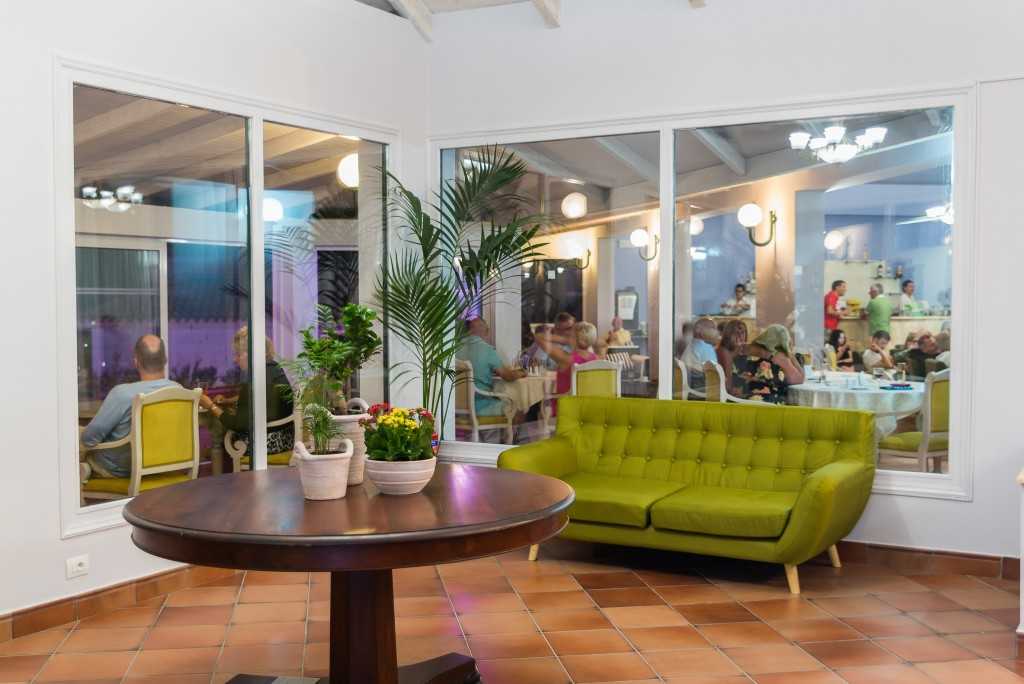 Keri Village _ SPA by Zante Plaza - deo za sedenje.jpg