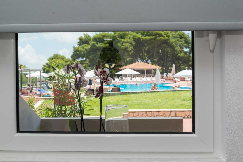 Keri Village _ SPA by Zante Plaza - pogled ka bazenu iz hotela.jpg