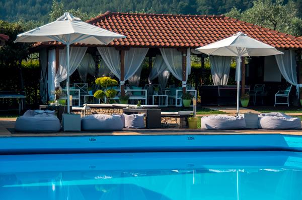 Korina Hotel - ležaljke pored bazena.jpg