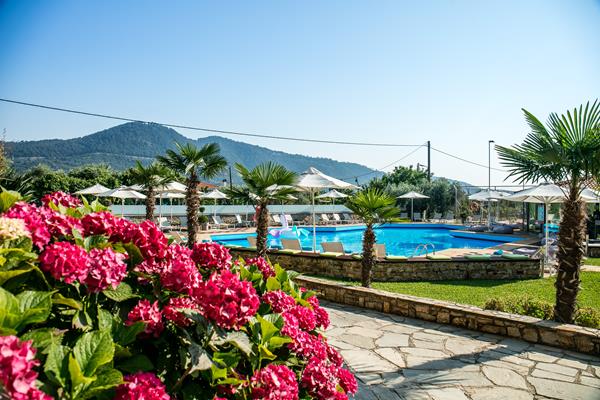 Korina Hotel - pogled na bazen.jpg