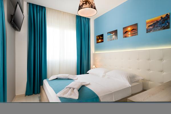 Lagaria Hotel and Suites - francuski ležaj iz još jednog ugla.jpg