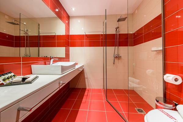 Lagaria Hotel and Suites - kupatilo sa tuš kabinom.jpg