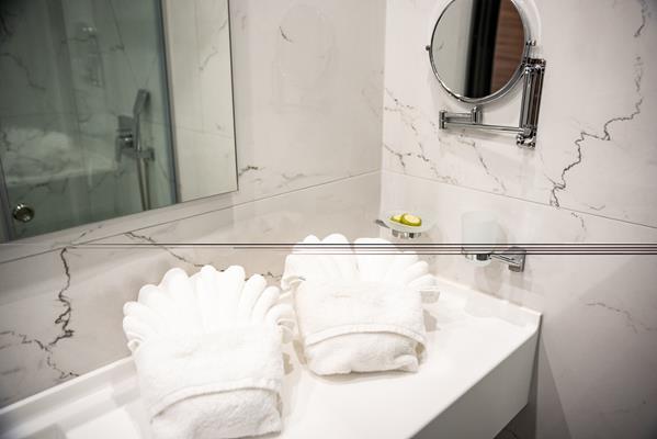 Lagaria Hotel and Suites - kupatilo4.jpg