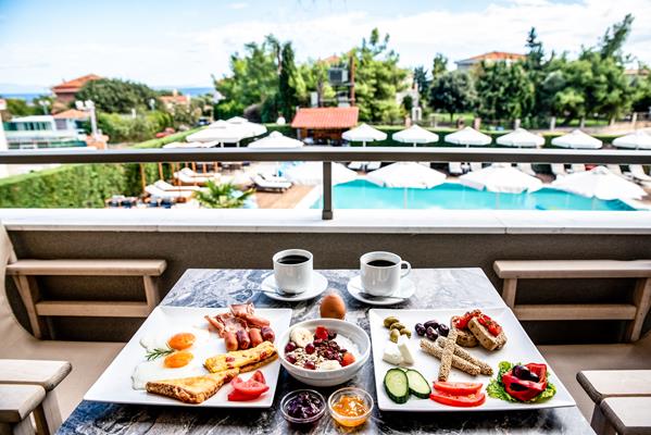 Lagaria Hotel and Suites - posluženje na balkonu.jpg