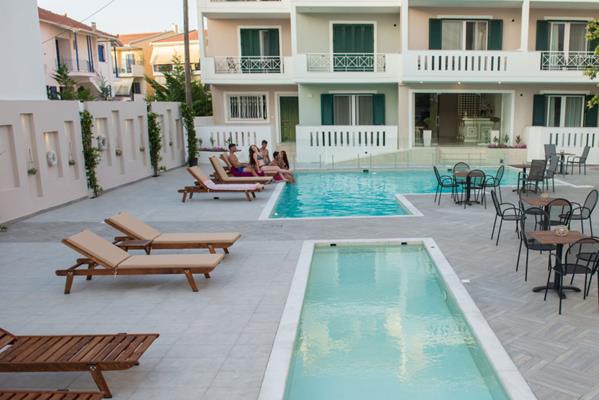Lefkadio Suites - bazeni.jpg