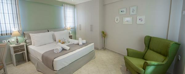 Lefkadio Suites - francuski lezaj i fotelja.jpg