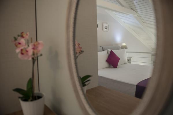 Lefkadio Suites - odraz u ogledalu.jpg