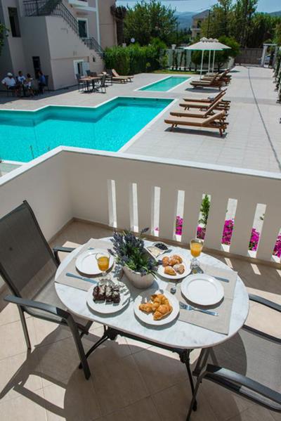 Lefkadio Suites - pogled na bazen sa balkona.jpg