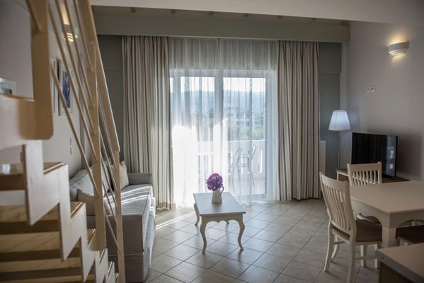 Lefkadio Suites - pogled na dnevni boravak mezonete.jpg