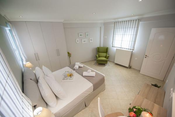 Lefkadio Suites - pogled na francuski lezaj.jpg