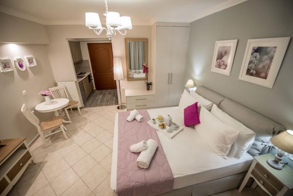 Lefkadio Suites - pogled na sobu sa francuskim lezajem.jpg