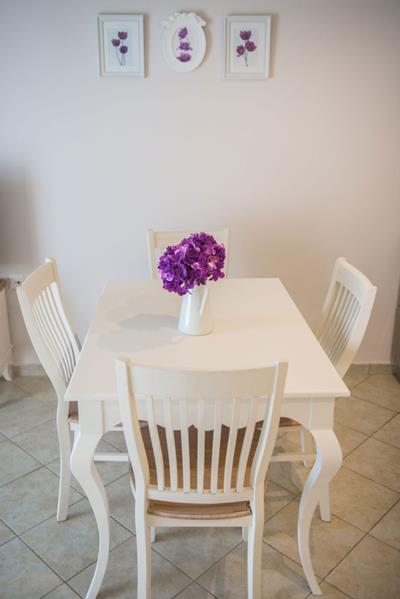Lefkadio Suites - sto i stolice.jpg