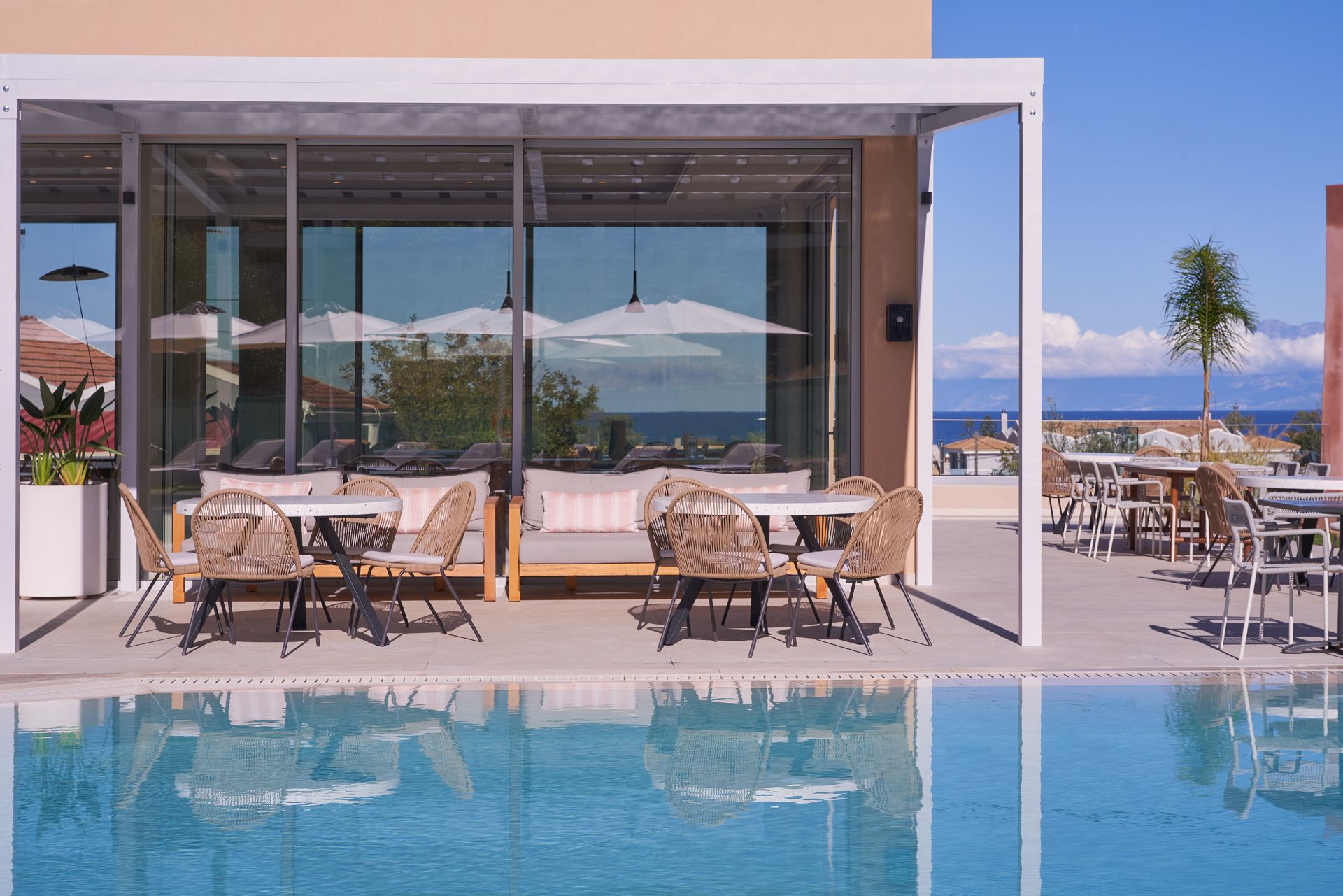 Lena Mare Boutique Hotel-Bar pored bazena.jpg