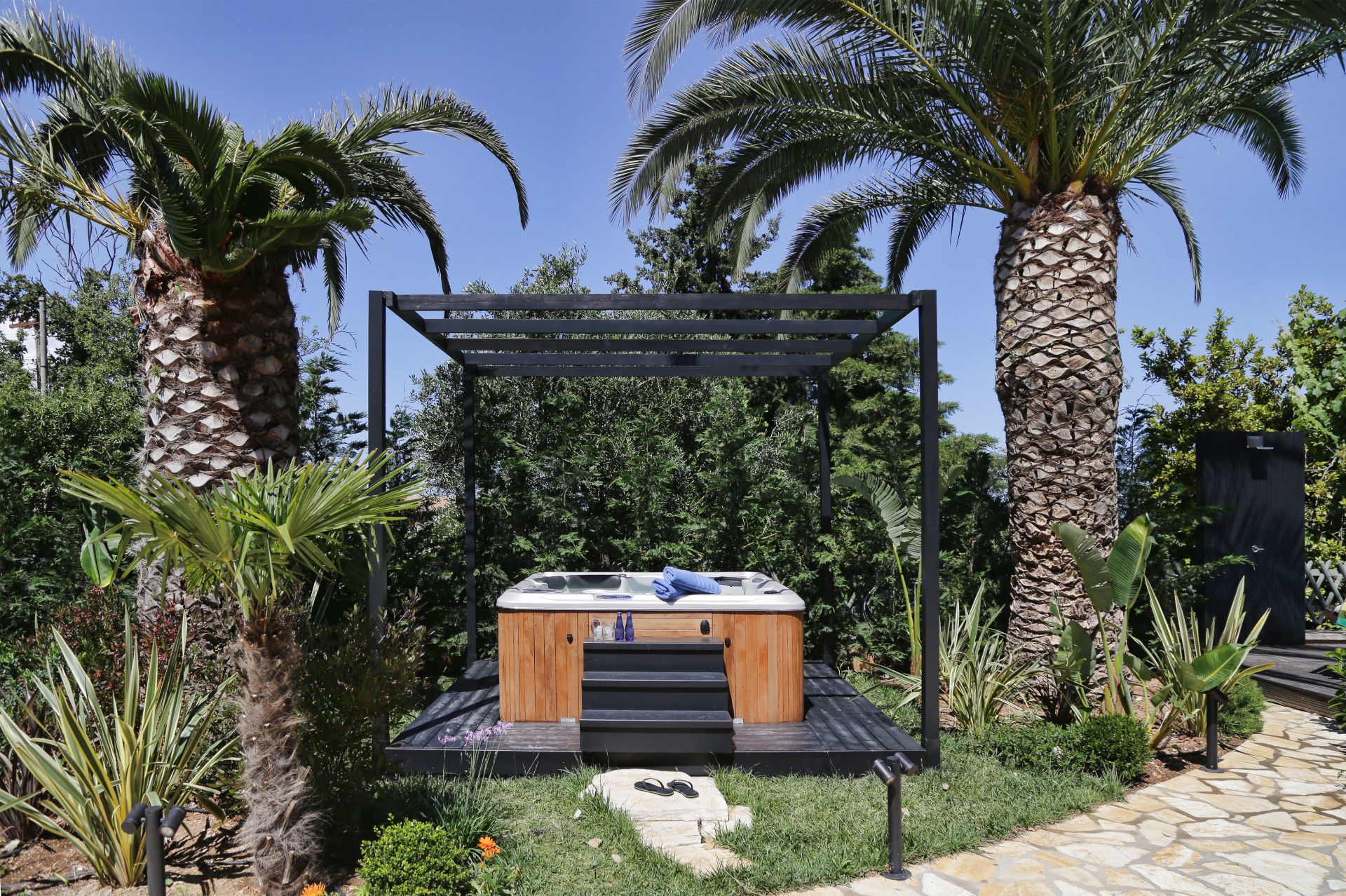 Lena Mare Boutique Hotel-Djakuzi na otvorenom.jpg