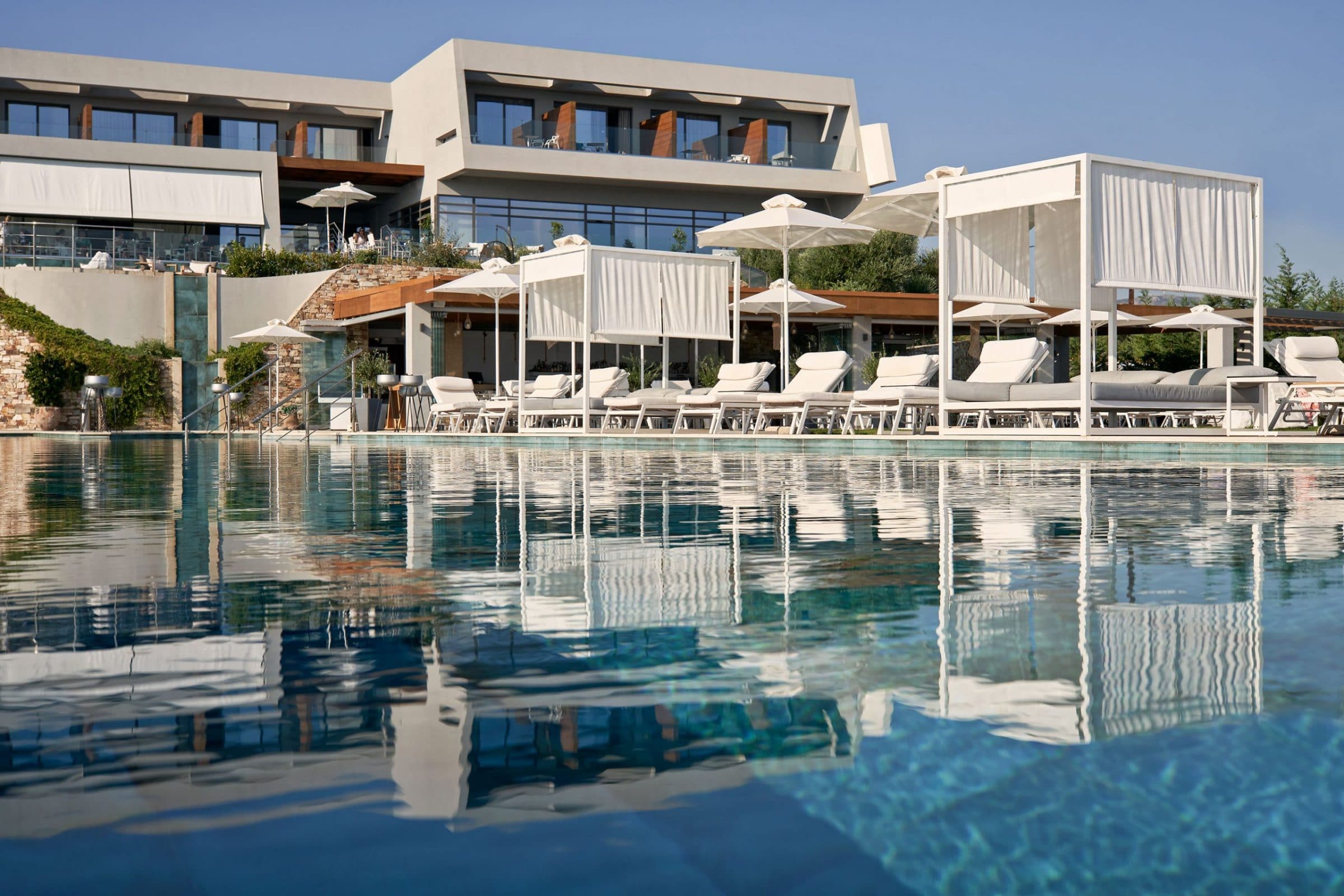 Lesante Blu Exclusive Beach Resort - lezaljke i suncobrani pored bazena.jpg