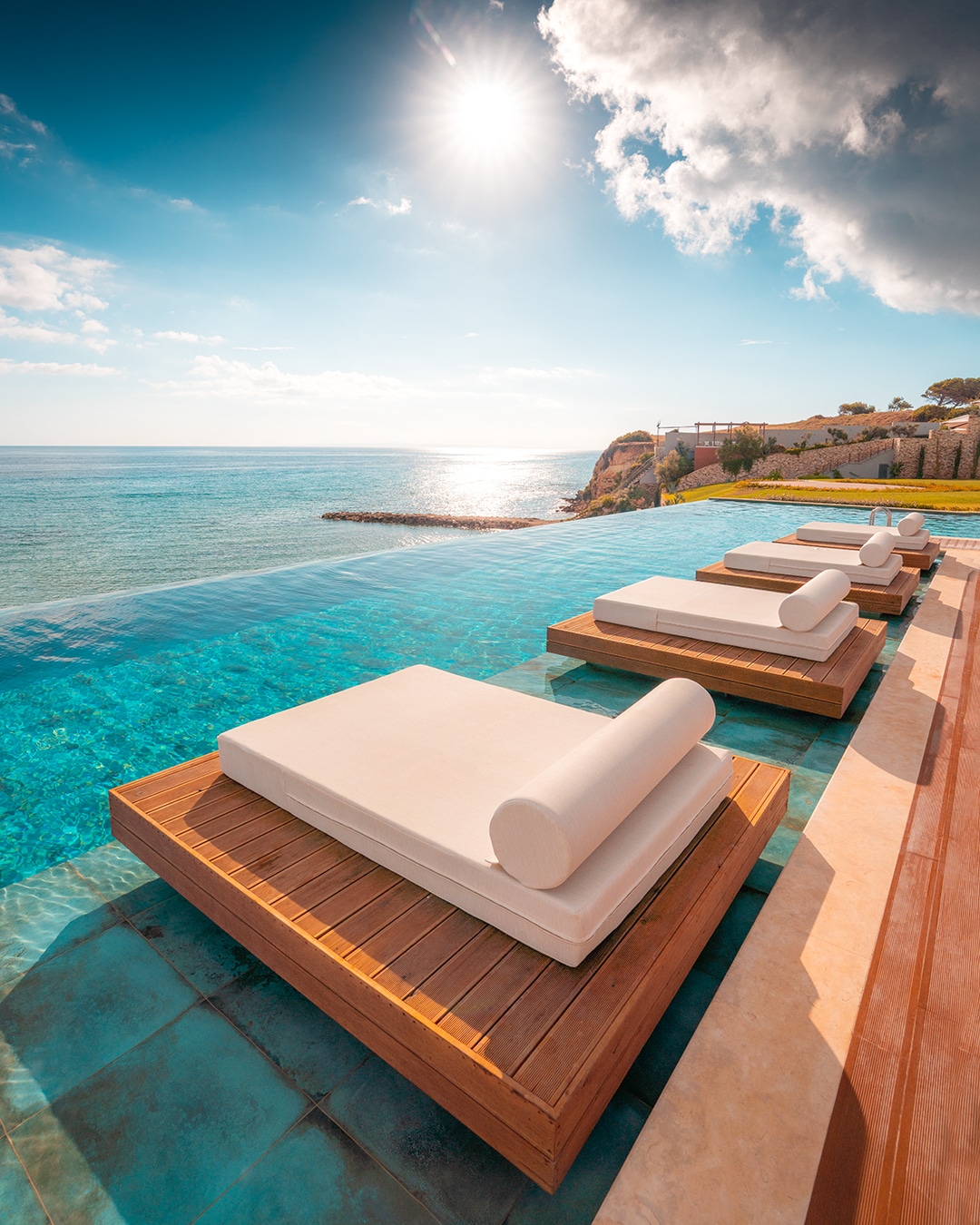 Lesante Blu Exclusive Beach Resort - lezaljke pored bazena.jpg