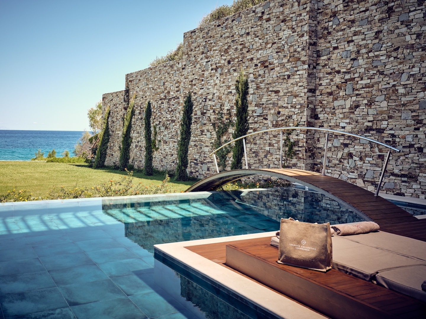 Lesante Blu Exclusive Beach Resort - mostic preko bazena.jpg