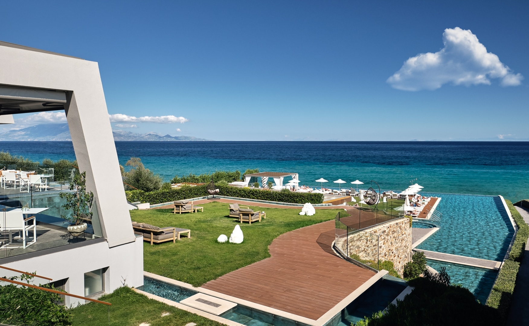 Lesante Blu Exclusive Beach Resort - pogled na bastu, bazen i more.jpg