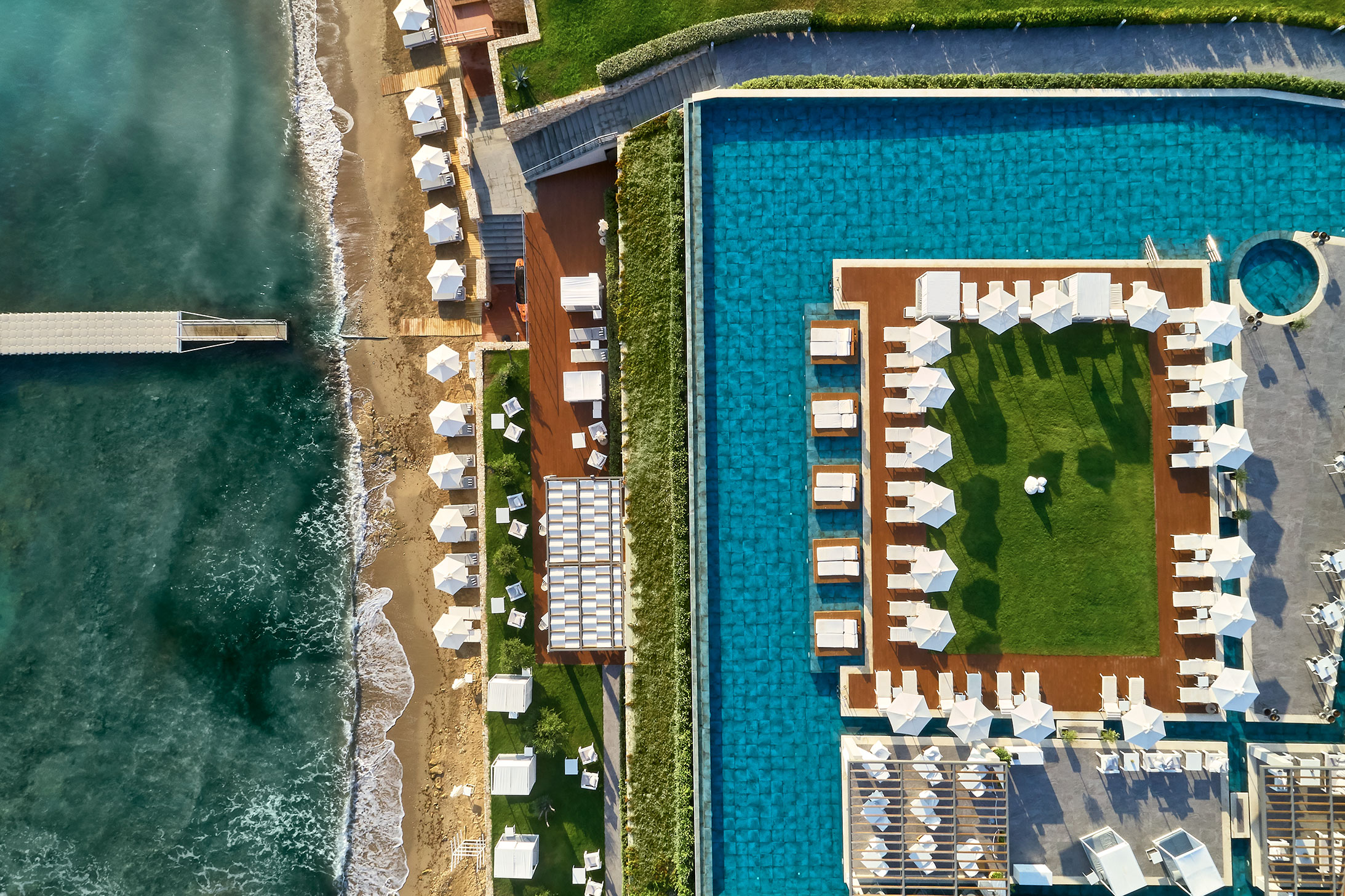 Lesante Blu Exclusive Beach Resort - pogled na bazen iz pticje perspektive.jpg