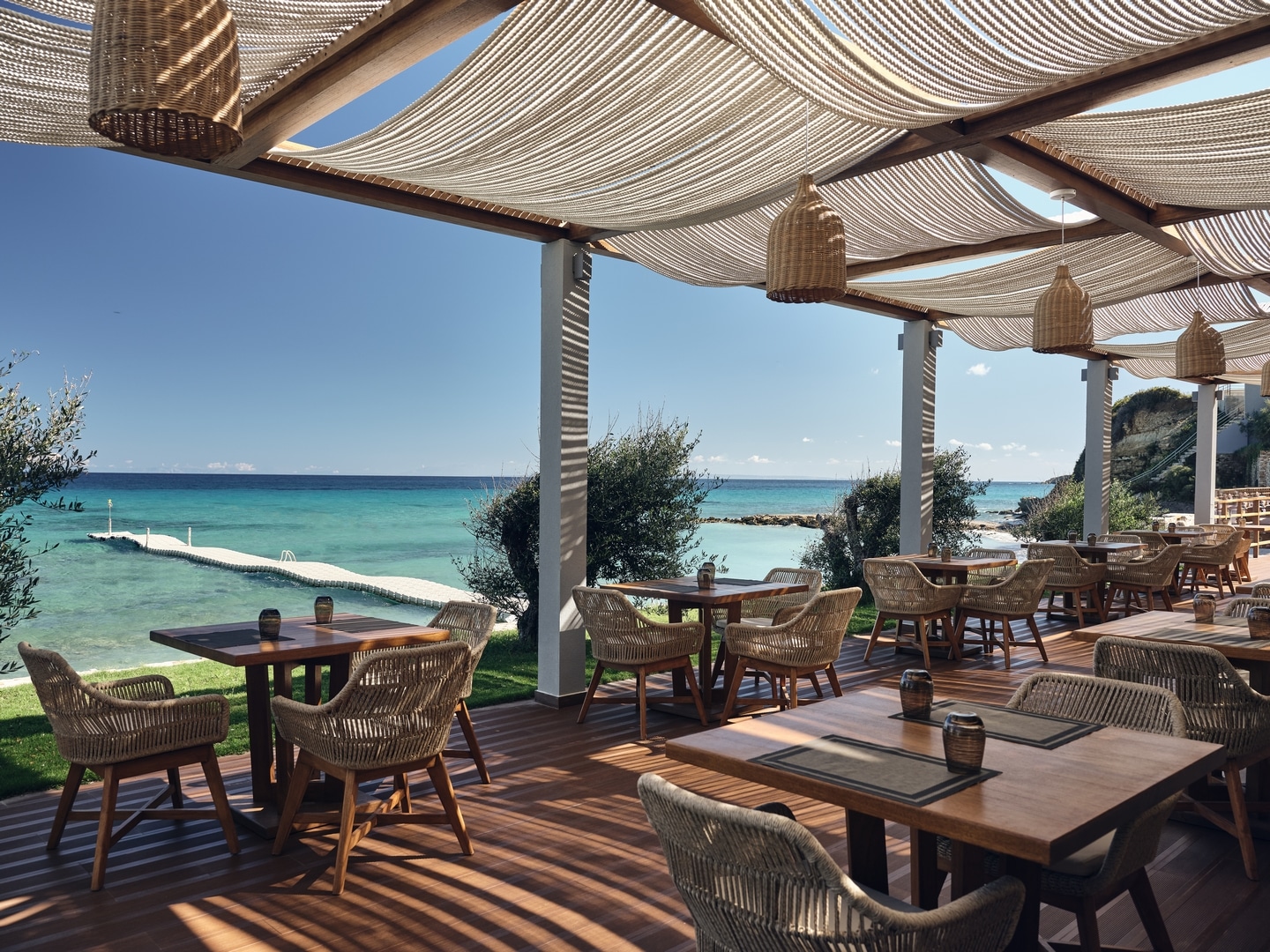 Lesante Blu Exclusive Beach Resort - prostor restorana pored mora.jpg