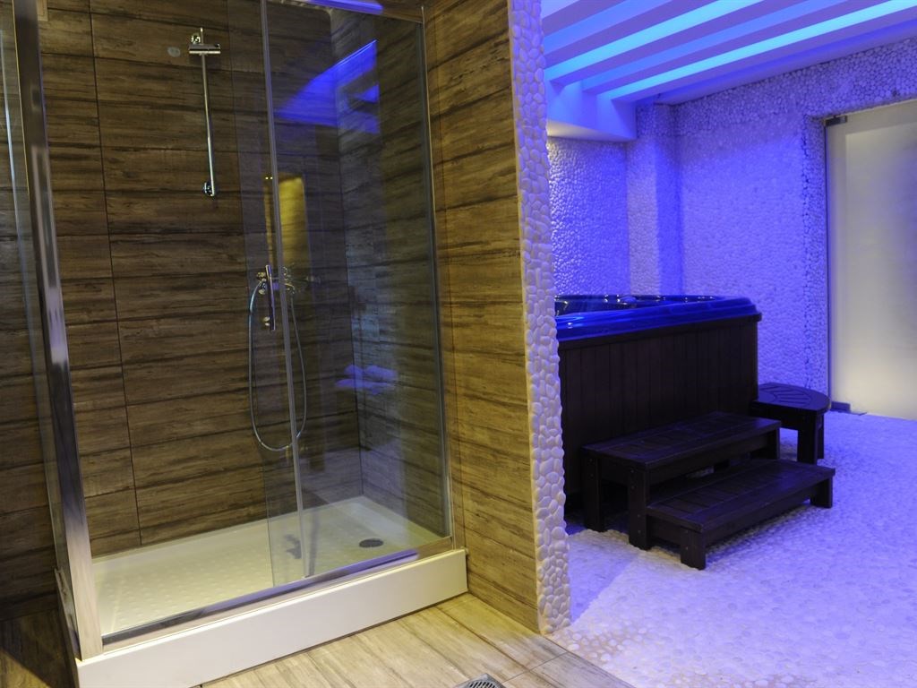 Hotel Ammouliani jacuzzi.jpeg