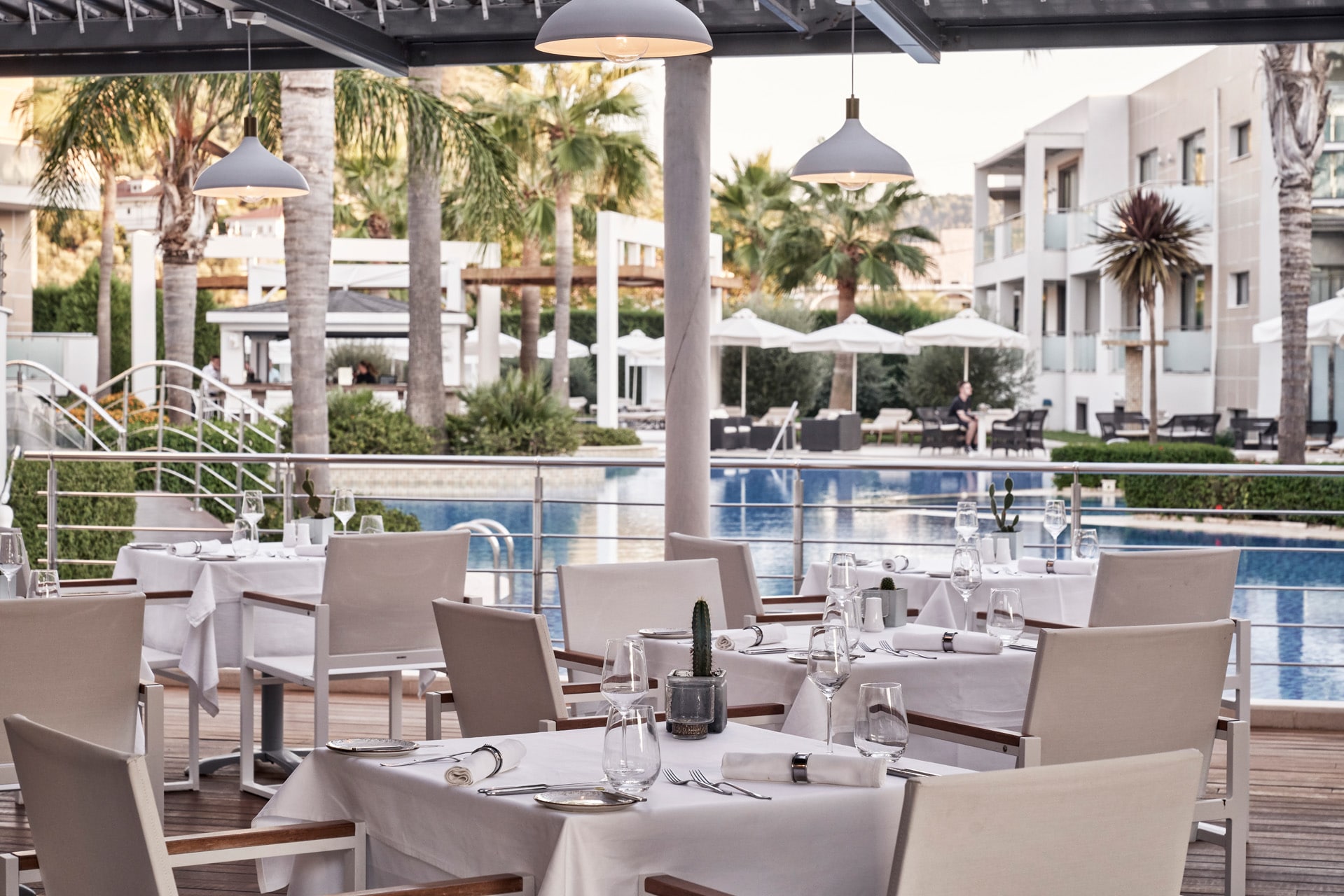 Lesante Classic Luxury Hotel _ Spa - terasa restorana pored bazena.jpg