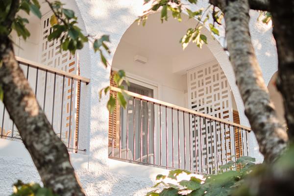 Liotopi hotel - pogled na balkon.jpg