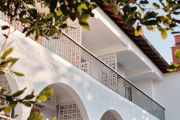 Liotopi hotel - pogled na balkone.jpg