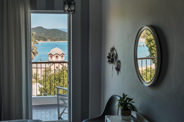 Liotopi hotel - pogled na crkvu iz sobe.jpg