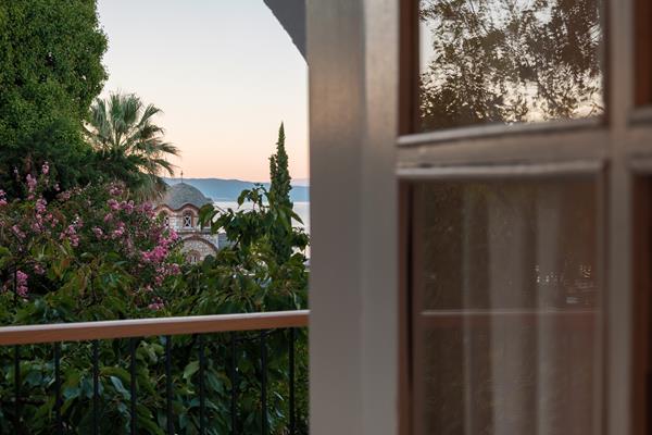 Liotopi hotel - pogled na crkvu.jpg