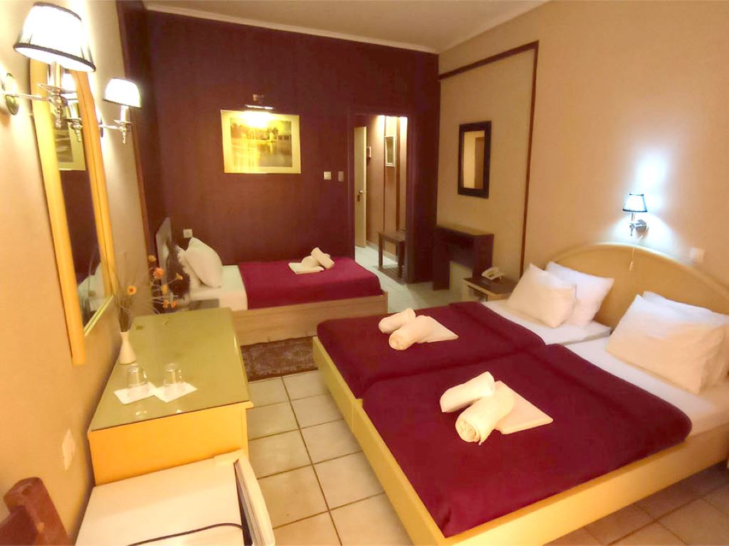 Hotel Lito-Trokrevetna soba.jpg