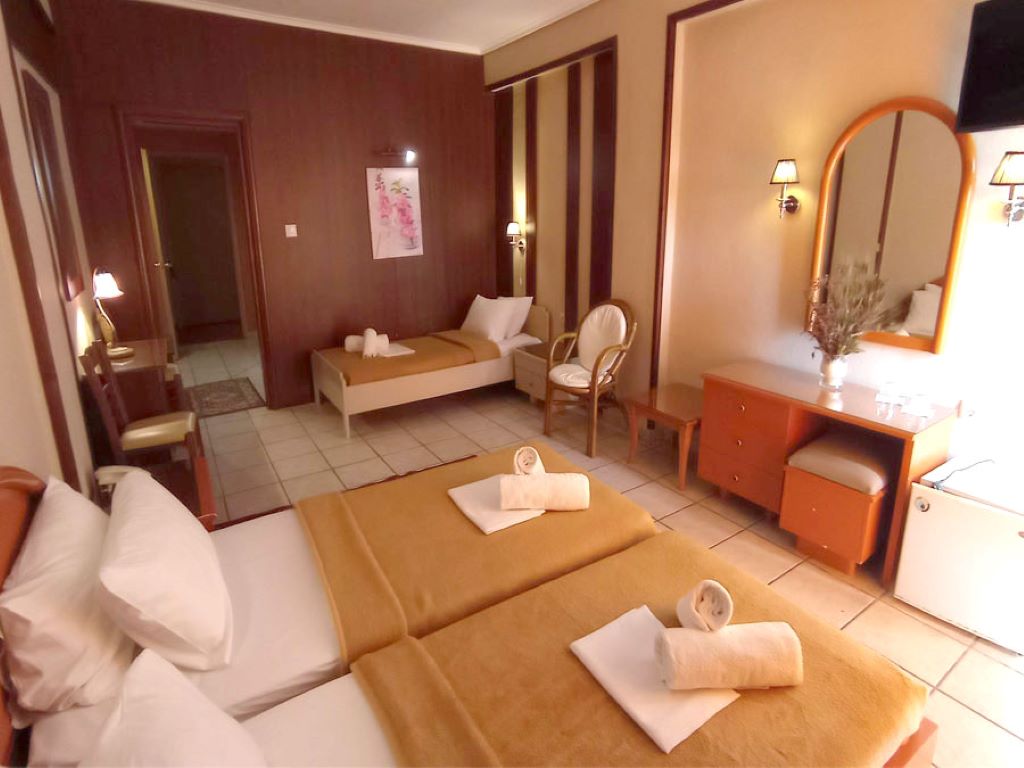 Lito Hotel-Trokrevetna soba.jpg