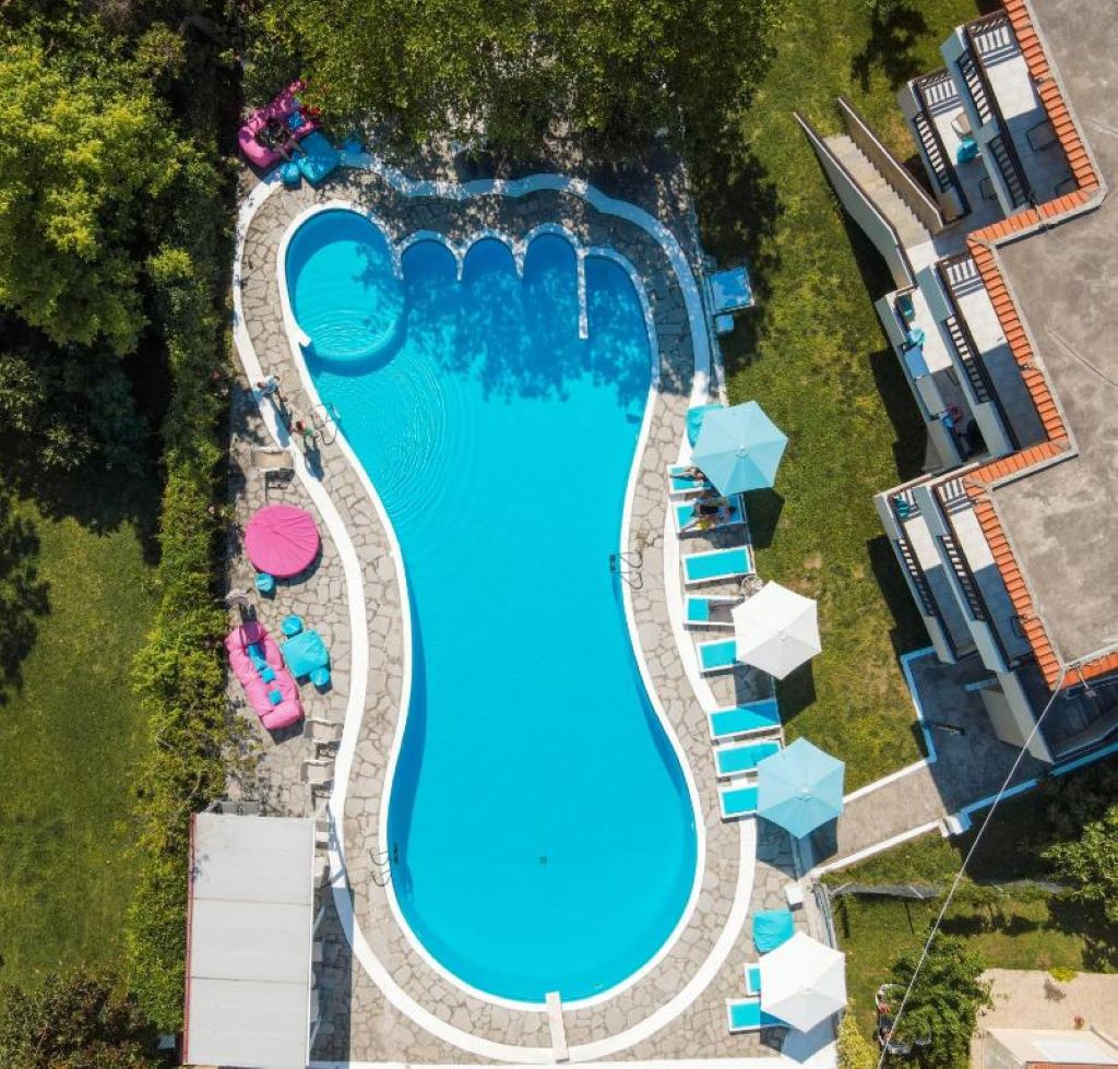 Hotel Macedon-Pogled na bazen.jpg