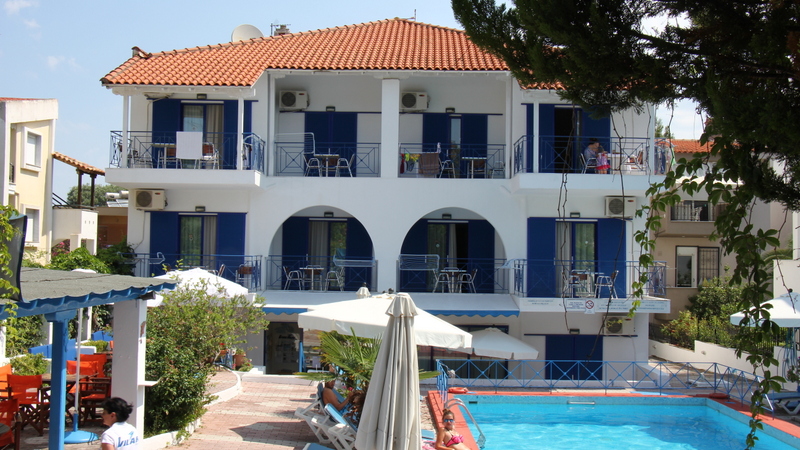 Macedonian Sky hotel - pogled na balkone.jpg