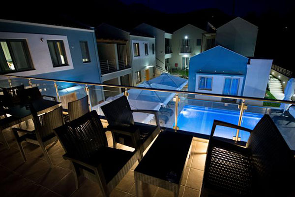 Mantinia Bay Hotel - terasa sa pogledom na bazen.jpg