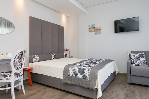 Mary_s luxury studios - francuski ležaj.jpg