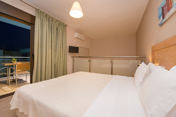 Mary_s residence suites - francuski ležaj iz drugog ugla.jpg