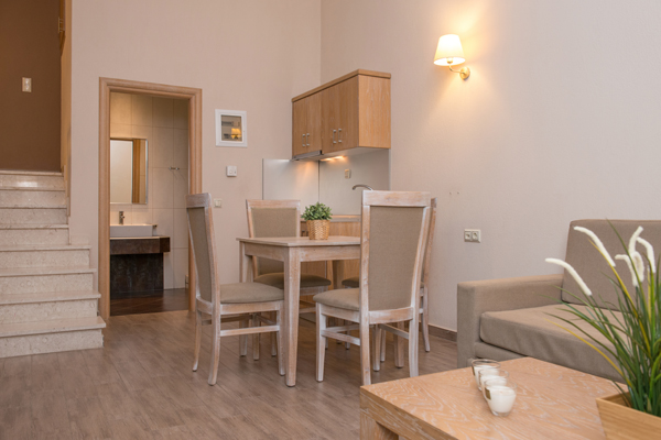 Mary_s residence suites - sto i stolice.jpg
