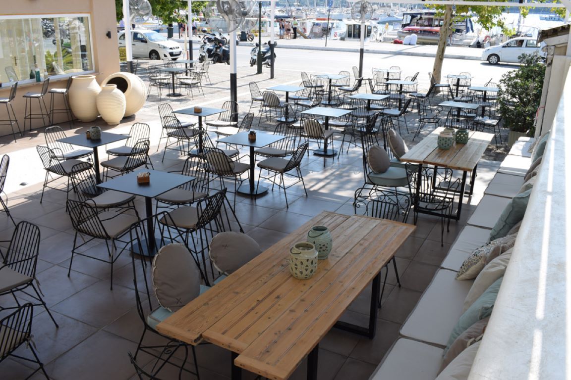 Meltemi Port of Skiathos-Bar restoran.jpg