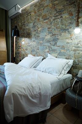 Menel the Tree Hose Hotel - francuski ležaj iz drugog ugla.jpg