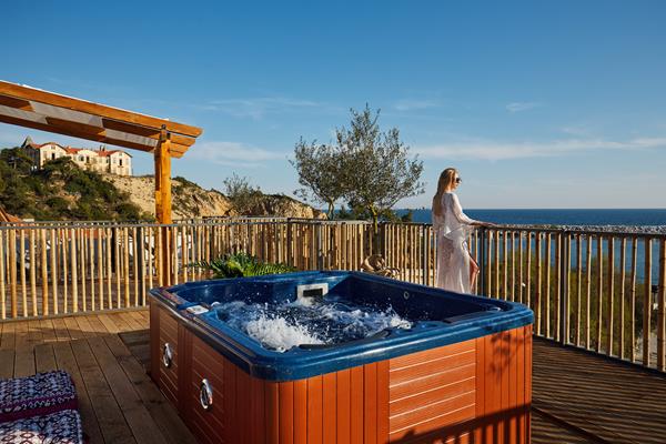 Menel the Tree Hose Hotel - jacuzzi na balkonu.jpg